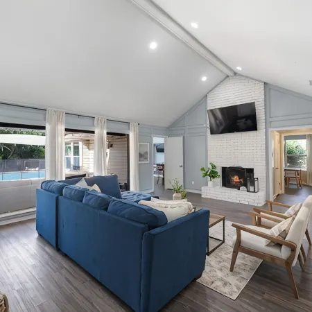 Family Dream Home, Arcade fun!, Huge Pool! 5 bedrooms, 3 baths