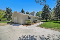 BIRCH COTTAGE - Modern Lake House w/ shared Frontage on Thayer Lake - 4 stjerner