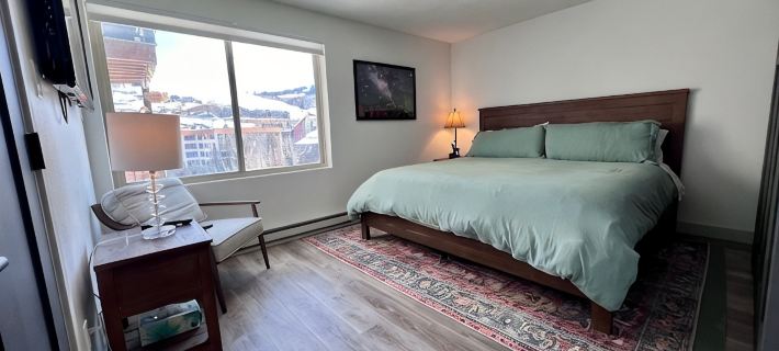 Mt. Crested Butte first-floor condo - Pool & Hot Tub - Walk or bus to ski base Hotels in Mount Crested Butte