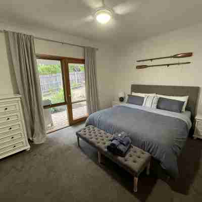 Stylish Coastal Hamptons home, 5 mins from Metung Village Rooms
