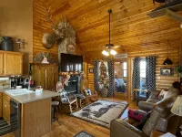 3 Bed Log Cabin, w/2 Jacuzzi, 1 mi to Sdc,  Pool, Nature Trails, Private Lake - 浴缸
