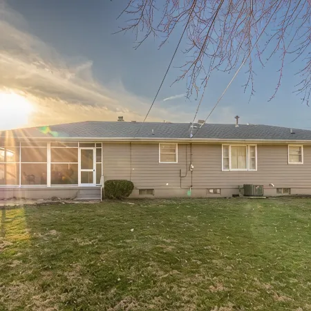 Charming and Spacious 3 Bedroom Home in Lancaster