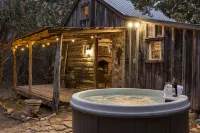 1800's Cabin W/Farm Cats! Hot Tub/Close to Downtown! Cactus- Voted Most Romantic - 샬레 호텔
