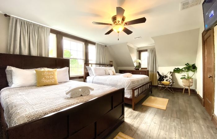Safe & Trendy Historic Midtown 3rd Floor Riverview Apartment