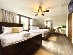 Safe & Trendy Historic Midtown 3rd Floor Riverview Apartment