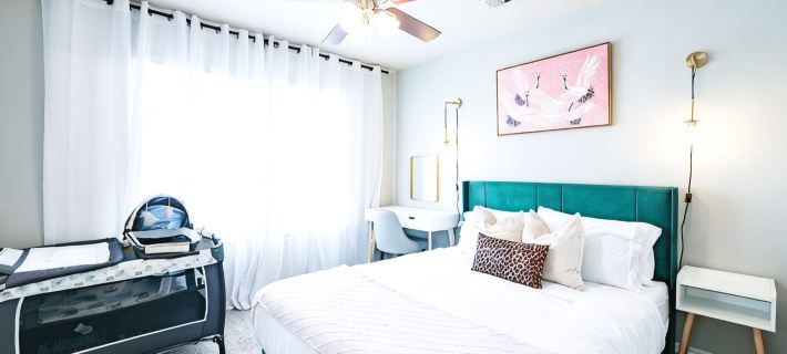 55% Monthly special price W 4rooms W 3 fullbath W walk to College Hotels in Sherman