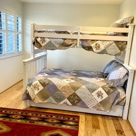 Fab Red Rock Views! 2 Masters & 2 Kings. Sleeps 9. Beauty & Privacy in Uptown