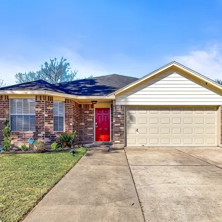 Cozy Pearland Getaway Home! Large backyard w/patio! 5 STAR REVIEWS.