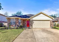 Cozy Pearland Getaway Home! Large backyard w/patio! 5 STAR REVIEWS. - 3-Star