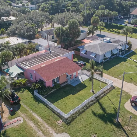 SOUTH BEACH & PARK Just a Hop Skip & Jump • CORAL COTTAGE • Fun Seaside Vero