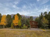 Private Top Corner Condo-5 Mins to Ski Resort - Balcony, BBQ & Mountain Views! - Wifi