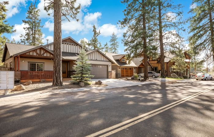 Spacious 1 Level Sisters Home - Walk to Downtown