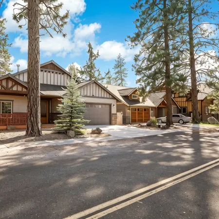 Spacious 1 Level Sisters Home - Walk to Downtown