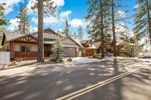 Spacious 1 Level Sisters Home - Walk to Downtown - Boutique