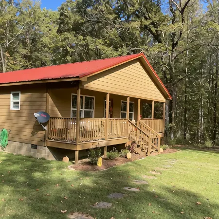 Cozy cabin Pickwick near Stateline boat ramp and State Park, with boat storage