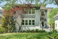 Historic Home in the Heart of the City on Street Car Line. - Homestays