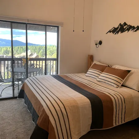 3/2 Condo. Mountain views. Easy access to Resort