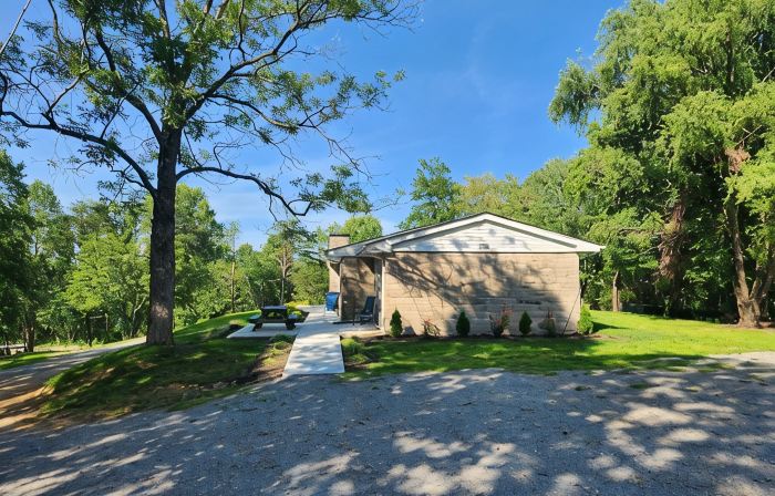Cumberland Get-A-Way located at entrance of State Park