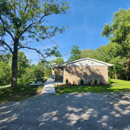 Cumberland Get-A-Way located at entrance of State Park