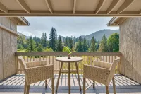 Vintage Golf/Ski Condo Near Mt. Hood w/ Beautiful Views - Wi-Fi