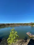 Roomy 4 bedroom 4 bathroom house on a 5 acre pond less than a mile from Texoma - WiFi
