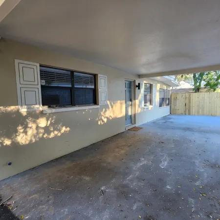 Stylish! 3 bedroom duplex -minutes from the beach