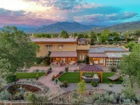 Tranquil 7-bedroom house near the center of Taos - Boutique