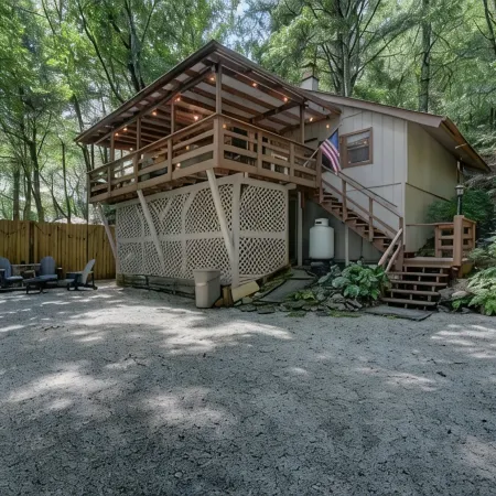 The Honey Pot- peaceful cabin -fireplace and deck