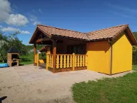 Fenced cottage rental with barbecue and children's play area - ชาเลต์