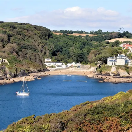 Seaweed Cottage in Fowey overlooking the beach with a garden and a parking space