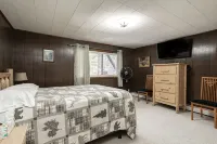 Riverfront - Kayaks - Game Room - 15 Min to Granite Peak Ski Resort - Boutique