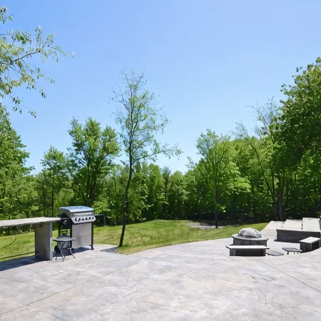 UNIQUE! 40 Pvt. Ac. Fireplace, Grill, Enclosed Heated Pool & Hot Tub