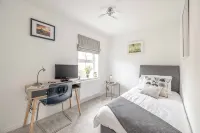 Stylish 3-Bed House in Langley|Drive - By Tempstay - 2-Star