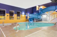 Ramada by Wyndham Red Deer Hotel and Suites - 2-Star