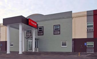 Econo Lodge Inn & Suites