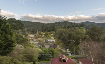 Charnwood Cottages in Warburton