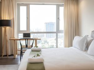 Capital Emerald Line 1 bed  by YourHost