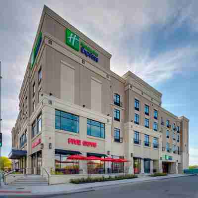 Holiday Inn Express & Suites Kansas City KU Medical Center Hotel Exterior