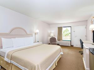 Days Inn & Suites by Wyndham Navarre - Near Beaches/Hurlburt