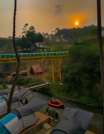 Pines Singkur Camp Riverside Отели рядом с достопримечательностью «Kebun Kopi Gaia»