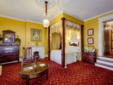 Anchuca Historic Mansion & Inn