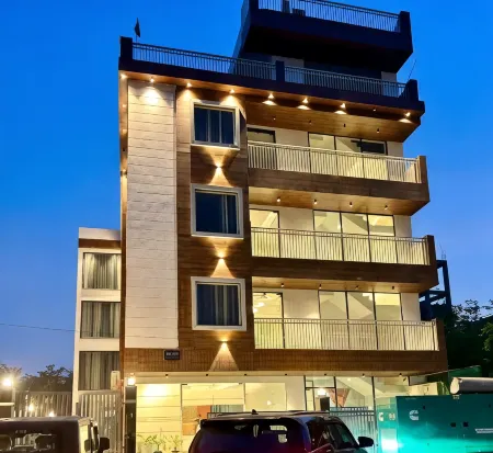 Raksha Suites & Banquet Greater Noida Отели рядом с достопримечательностью «ЮНИВЕРСИТИ ШАРДА»