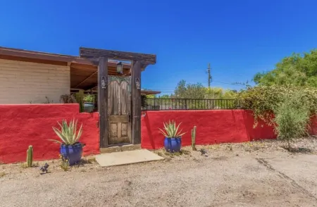Modern Desert Home with Pool & Arizona Mountain Views Отели рядом с достопримечательностью «Тохоно Чул | Гарденс, Галлерис, энд Бистро»
