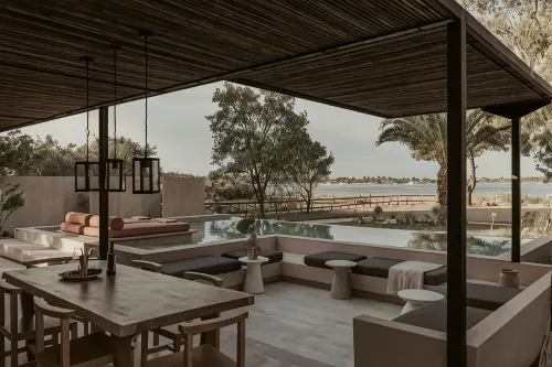 Pure Beachfront Villa with pool فنادق في سيثونيا