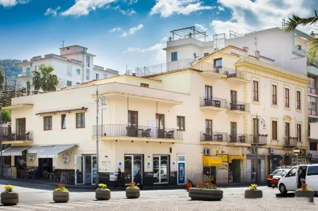 Hotel Nice Отели рядом с достопримечательностью «Сорренто»