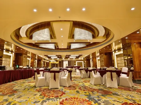 Regenta Central the Crystal Kanpur, Отели рядом с достопримечательностью «Moti Jheel»