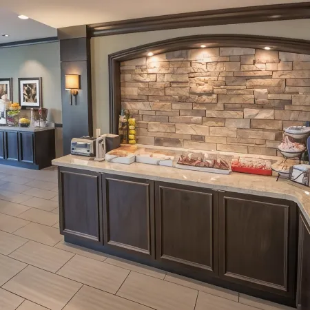 Staybridge Suites COLUMBUS-AIRPORT by IHG Отели рядом с достопримечательностью «Зимний сад Франклин-парка»