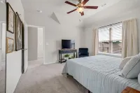 The Bird House - Private Hot Tub, 2 Miles to U of A, Baum & Fayetteville Square