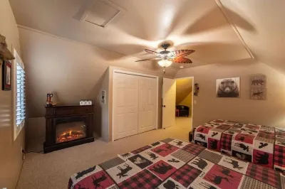 Kid & Pet Friendly Beautiful Fully Functioning Cabin Sleeps 8