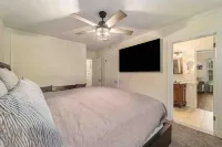 Beautiful 1920s Historic Home with Screened Porch‼️ Hotels in Grosse Pointe Park
